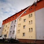 Pronájem pracovní plošiny představuje efektivní řešení pro práci ve výškách